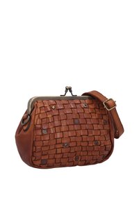 Bolso bandolera de cuero marrón con panel frontal tejido, cierre de marco metálico y correa ajustable.