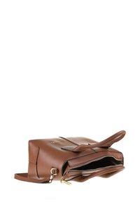 Sac à main en cuir marron avec fermeture à glissière, poignées plates et finition texturée. Comprend un compartiment intérieur et des finitions en métal doré.