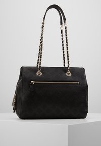 Sac à main noir avec une surface texturée présentant des logos en relief. Il a une forme rectangulaire, deux poignées et une poche zippée à l'avant.