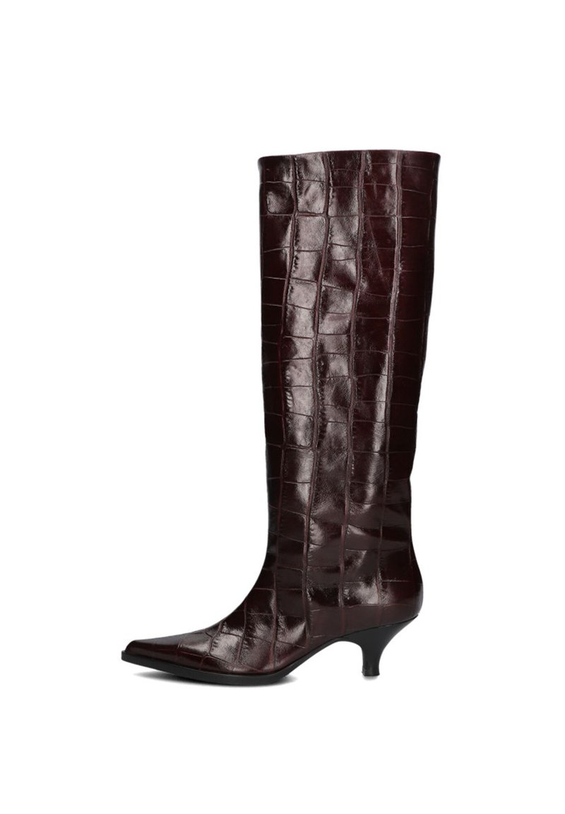 Bordeaux leren kniehoge laarzen met een krokodillenpatroon, puntige neus en een korte kittenhak voor extra hoogte.