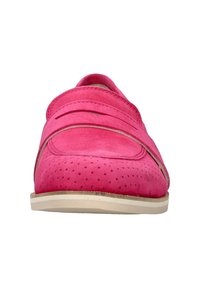 Chaussure en daim rose avec des perforations, une large sangle élastique sur le dessus et une semelle en caoutchouc de couleur claire.