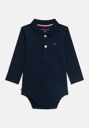 Granatowy, długi rękaw body dla niemowląt z kołnierzykiem, dwoma guzikami z przodu, zatrzaskami na dole oraz małym logo flagi Tommy Hilfiger na piersi.