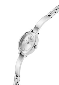 Montre-bracelet en argent avec un boîtier ovale, un bracelet en acier inoxydable et un cadran réfléchi mettant en avant des marqueurs d'heure ressemblant à des diamants et un détail de logo.