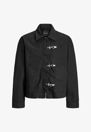 Fekete, hétköznapi kabát gallérral, két első zsebbel és három egyedi ezüst kapcsolókapoccsal az elülső záródáson.