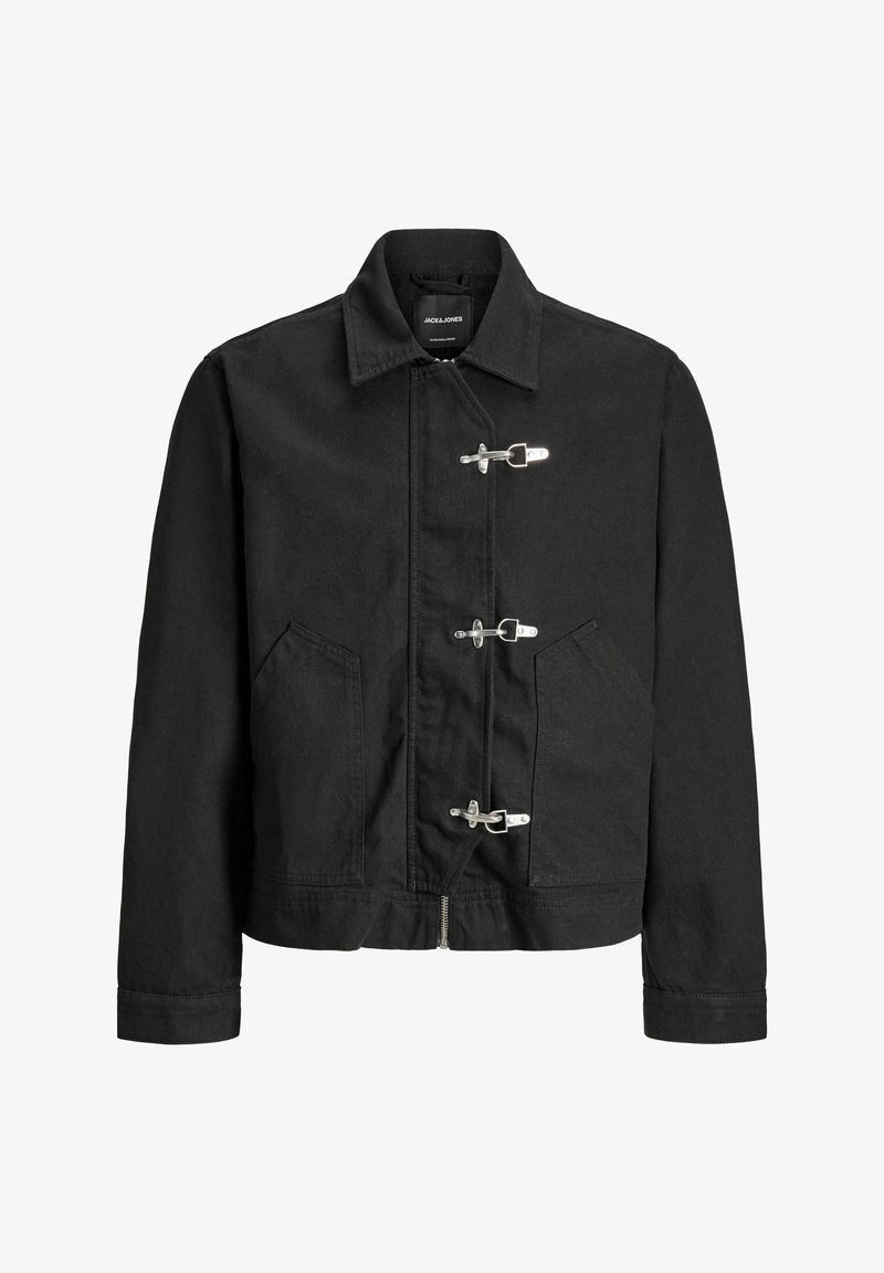 Svart casual jakke med krage, to lommer foran og tre unike sølvfargede spenner på frontlukking.