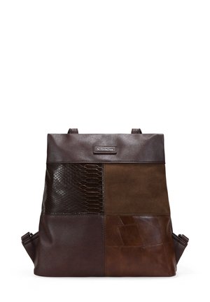 Mochila de cuero con un diseño de patchwork en marrón oscuro, marrón claro y secciones texturizadas. Incluye una etiqueta con el logo en la parte superior.