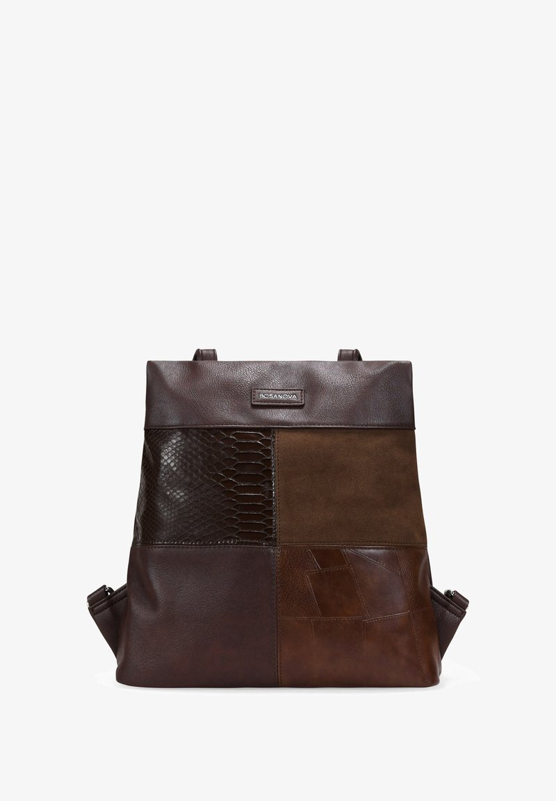 Mochila de cuero con un diseño de patchwork en marrón oscuro, marrón claro y secciones texturizadas. Incluye una etiqueta con el logo en la parte superior.