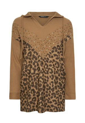 Brązowy sweter z kapturem o wzorze w panterkę, z dekoltem w kształcie litery V, zdobiony ćwiekami i falbaniastą teksturą. Regulowany sznurek przy kapturze.