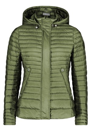 Zielona pikowana kurtka z kapturem, z przednimi kieszeniami na zatrzaski, pełnym zamkiem błyskawicznym ukrytym pod plisą z zatrzaskami oraz regulowanymi sznurkami kaptura.