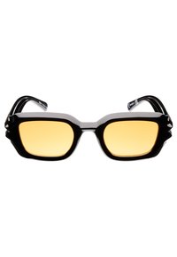 Svart, oversized solglasögon med kantiga bågar och gult tonade linser. Har en elegant, glansig yta och distinkta sidodetaljer.