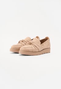 Mocasini din suede bej, cu detaliu împletit în față, talpă plată și finisaj texturat, având vârful rotund și un design minimalist.