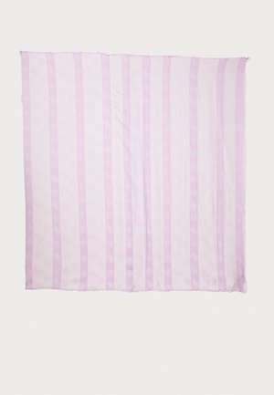 Világos rózsaszínű szövet, váltakozó egyszínű és mintás csíkokkal, sima textúrával és francia szélekkel, körülbelül 1,5 x 1,5 méteres méretben.