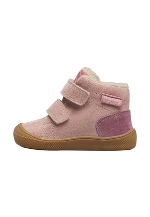 Scarpina da neonato in camoscio rosa con due cinturini in velcro, fodera interna in pelliccia morbida e suola in gomma con grip strutturato su sfondo bianco.