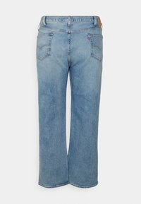 Calças de ganga de perna larga azul claro com cintura alta, design de cinco bolsos e desvanecimento sutil. Detalhes de costura e um patch em couro na parte de trás.