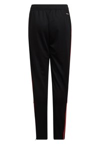 Zwarte trainingsbroek met een slim fit, voorzien van rode zijstrepen, een elastische tailleband en ritssluitingen bij de enkels. Soepele stofstructuur.