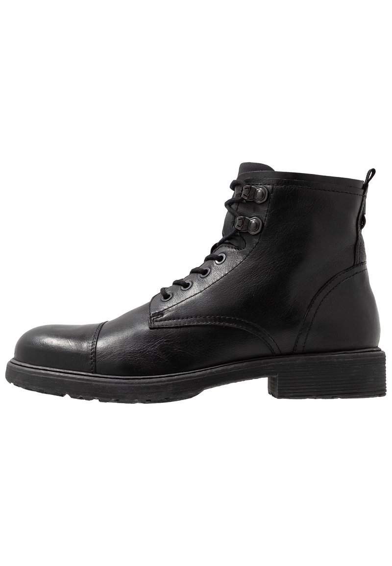 Svarta läderankelstövlar med rund tå, snörning framtill och två metalöglor. Har en texturerad yta och låg klossklack.