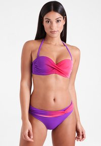Bikini komplet v ombre vijolični in roza barvi. Zgornji del s twist detajlom in zbranim materialom; hlačke z ovito zasnovo, gladka tekstura.