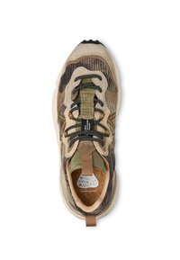 Sneaker chunky con camoscio marrone e beige misto, pannelli in corduroy, lacci bianchi e neri e soletta in sughero con etichetta Flower Mountain.