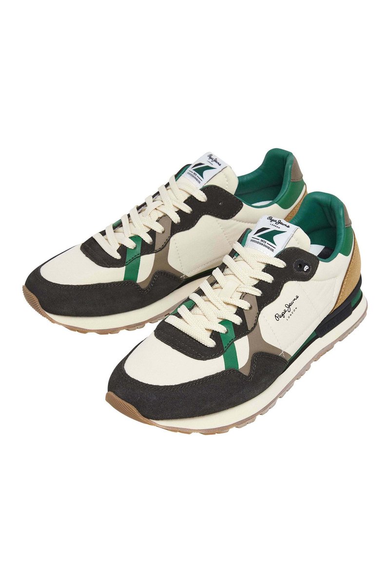 Zapatillas que combinan colores crema, marrón y verde; materiales de ante y textil; diseño de cordones; suela de goma; y marca en el costado.
