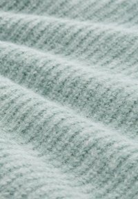 Hellgrüner, strukturiertes Strickgewebe mit horizontalen Rippungen, weicher Oberfläche und einem flauschigen Erscheinungsbild. Ideal für Bekleidung oder Accessoires.