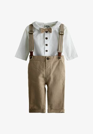 Balti ilgomis rankovėmis marškiniai su rudais mygtukais ir peteliške, derinami su chaki spalvos kelnėmis, kurios turi dryžuotas petnešas, skirtos kūdikiams nuo 0 iki 3 mėnesių.