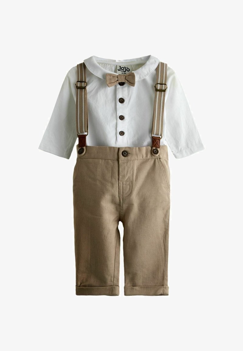 Bijela košulja s dugim rukavima s smeđim gumbima i leptir mašnom u kombinaciji s kaki hlačama s prugastim tregerima za dojenčad od 0 do 3 mjeseca.