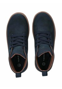 Sneakers in camoscio blu navy con suole in gomma marrone; presentano lacci piatti, dettagli cuciti e una linguetta sul tallone per una facile calzata.