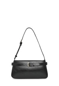 Sac à main en cuir noir avec une forme élancée et structurée. Il présente une courte poigné, un détail de boucle rectangulaire et une base plate pour la stabilité.