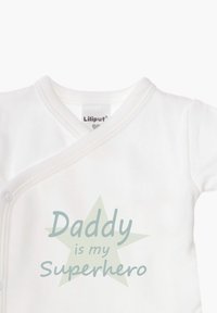Weißer Baumwollstrampler für Babys mit Wickeldesign, versehen mit hellgrünem Text "Papa ist mein Superheld" in Form eines Sterns.