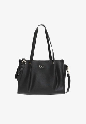 Borsa a tracolla in pelle nera con doppi manici, una tracolla regolabile con fibbia e un piccolo logo metallico sul davanti.