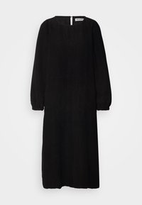 Longue robe noire texturée avec manches longues bouffantes, encolure ronde et fermeture éclair dans le dos.