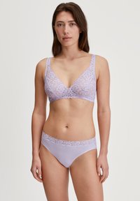 Paarse kant bralette met een V-hals, brede kanten bandjes en bijpassende bikini onderbroek met kantafwerking aan de tailleband, van gladde stof.