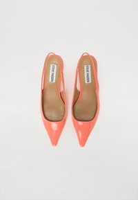 Décolleté con tacco slingback in patent corallo, punta affusolata e tacco aperto. Presentano solette beige e etichette con marchio sulle suole. Texture liscia.