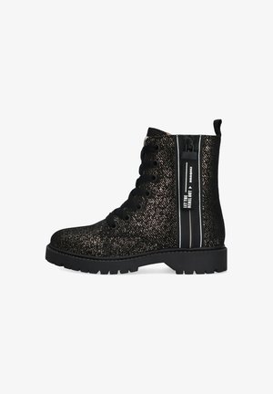 Schwarze Stiefelette aus strukturiertem Material mit metallischen goldenen Akzenten, ausgestattet mit einer Schnürung, einem seitlichen Reißverschluss und einer dicken, robusten Sohle.