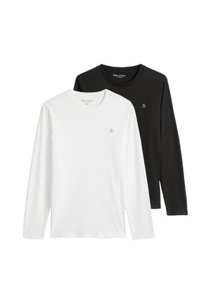 Zwei langärmelige Shirts mit Rundhalsausschnitt, eines schwarz und eines weiß, jeweils mit kleinem "M OP" Logo auf der linken Brust.