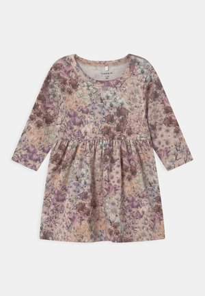 Langærmet kjole til småbørn med markeret talje og en pastelblomstret mønster i nuancer af lilla, lyserød og beige.