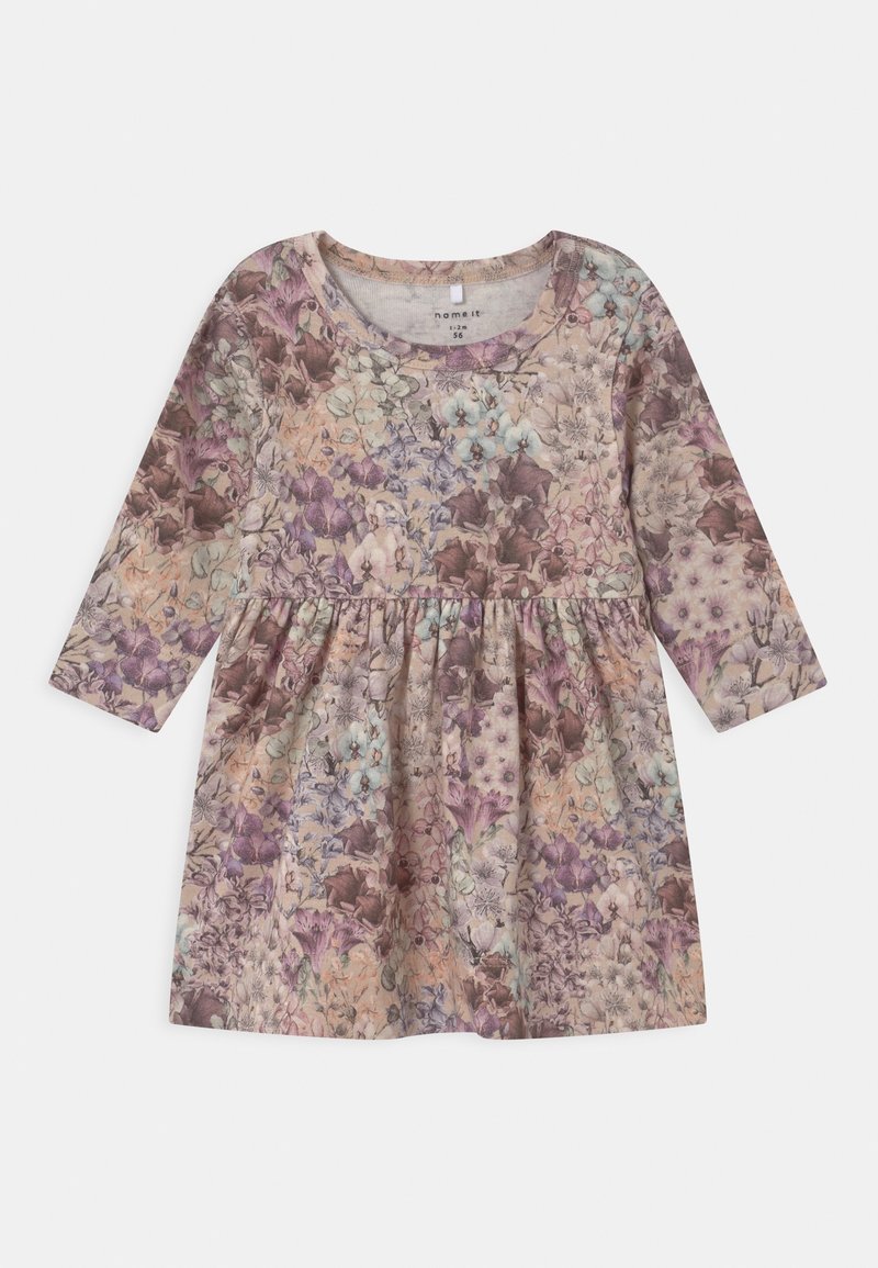 Robe à manches longues pour tout-petit avec taille froncée, présentant un motif floral pastel dans des tons de violet, rose et beige.