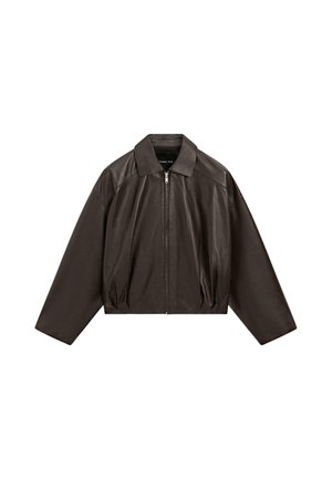 Veste en cuir marron foncé avec manches longues, fermeture éclair à l'avant, col et légères fronces près de l'ourlet.