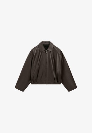 Veste en cuir marron foncé avec manches longues, fermeture éclair à l'avant, col et légères fronces près de l'ourlet.