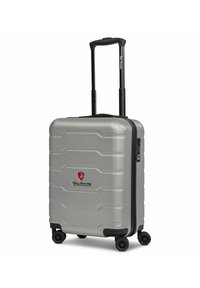 Maleta dura en color plateado con textura estriada, que cuenta con un asa retráctil negra, cuatro ruedas giratorias y un acento de logo.