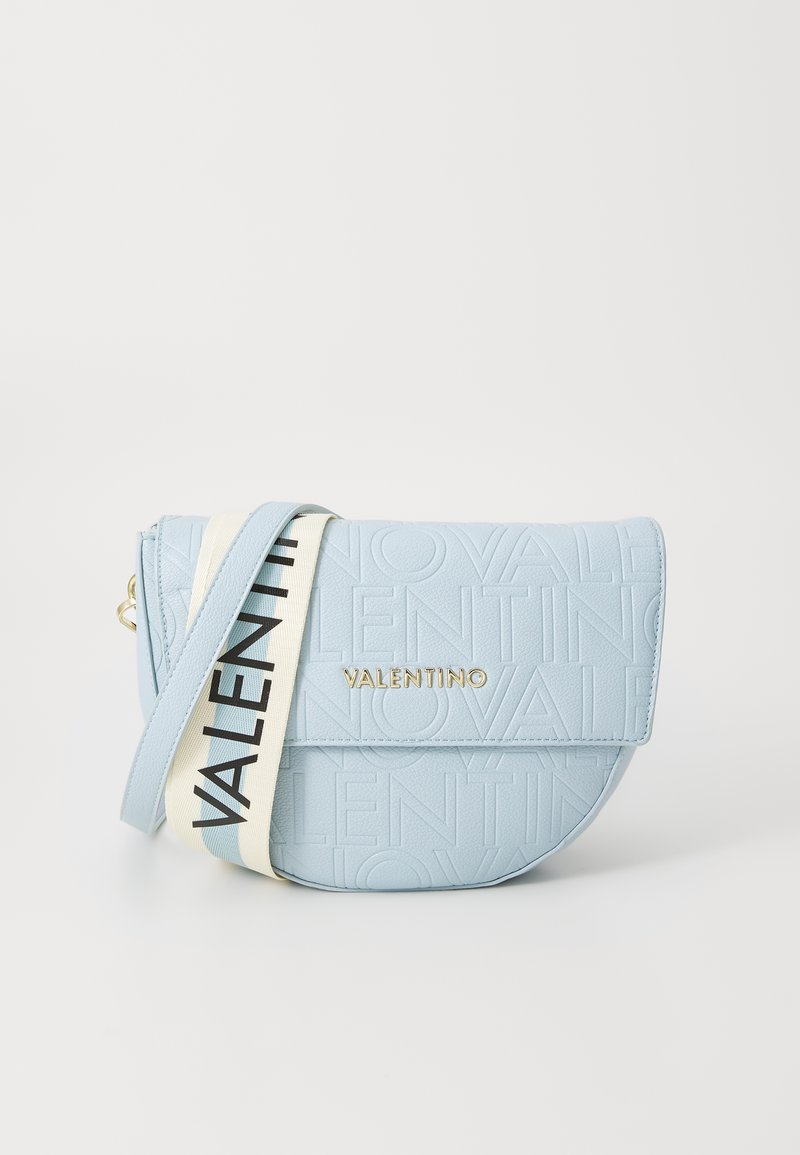 Sac en bandoulière en cuir bleu clair avec le logo "VALENTINO" en relief, quincaillerie dorée, et une bandoulière crème avec des accents de texte noir.