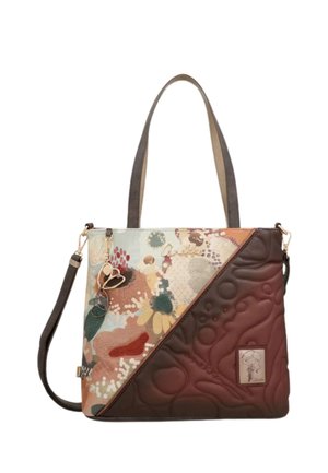 Borsa rettangolare con motivo trapuntato in pelle marrone e tessuto floreale multicolore, due tracolle marroni e portachiavi a forma di farfalla.