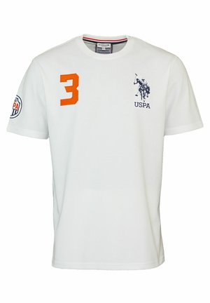 Wit T-shirt met korte mouwen, met een oranje nummer 3 op de linkerborst, een marineblauw polo-spelerlogo en USPA-tekst op de rechterborst, en een ronde patch op de linker mouw.