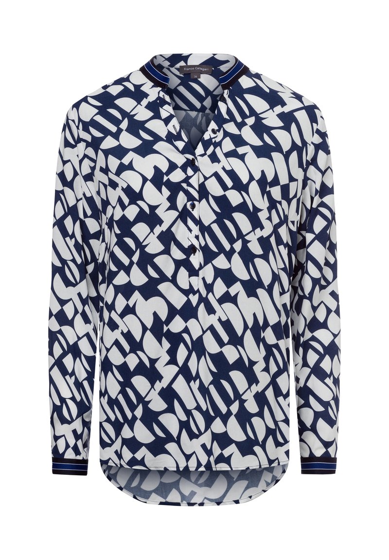 Blusa blu navy con motivo bianco astratto, caratterizzata da una chiusura frontale con bottoni, maniche lunghe e un orlo arrotondato con spesse fasce a righe sui polsini.