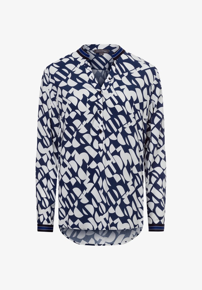 Blusa blu navy con motivo bianco astratto, caratterizzata da una chiusura frontale con bottoni, maniche lunghe e un orlo arrotondato con spesse fasce a righe sui polsini.
