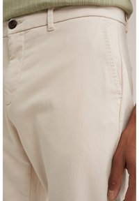 WE Fashion THE JOG - Hlače chino - white