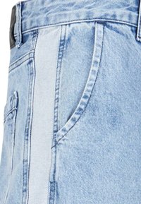 Shorts din denim de un albastru deschis, cu un design drept, cusaturi vizibile si buzunare laterale. Materialul are o textura moale, cu o usoara decolorare.