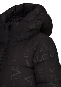 Zwarte pufferjack met een hoge kraag, glanzende afwerking, reliëfpatronen, ritssluiting en een logoaccent op de mouw.