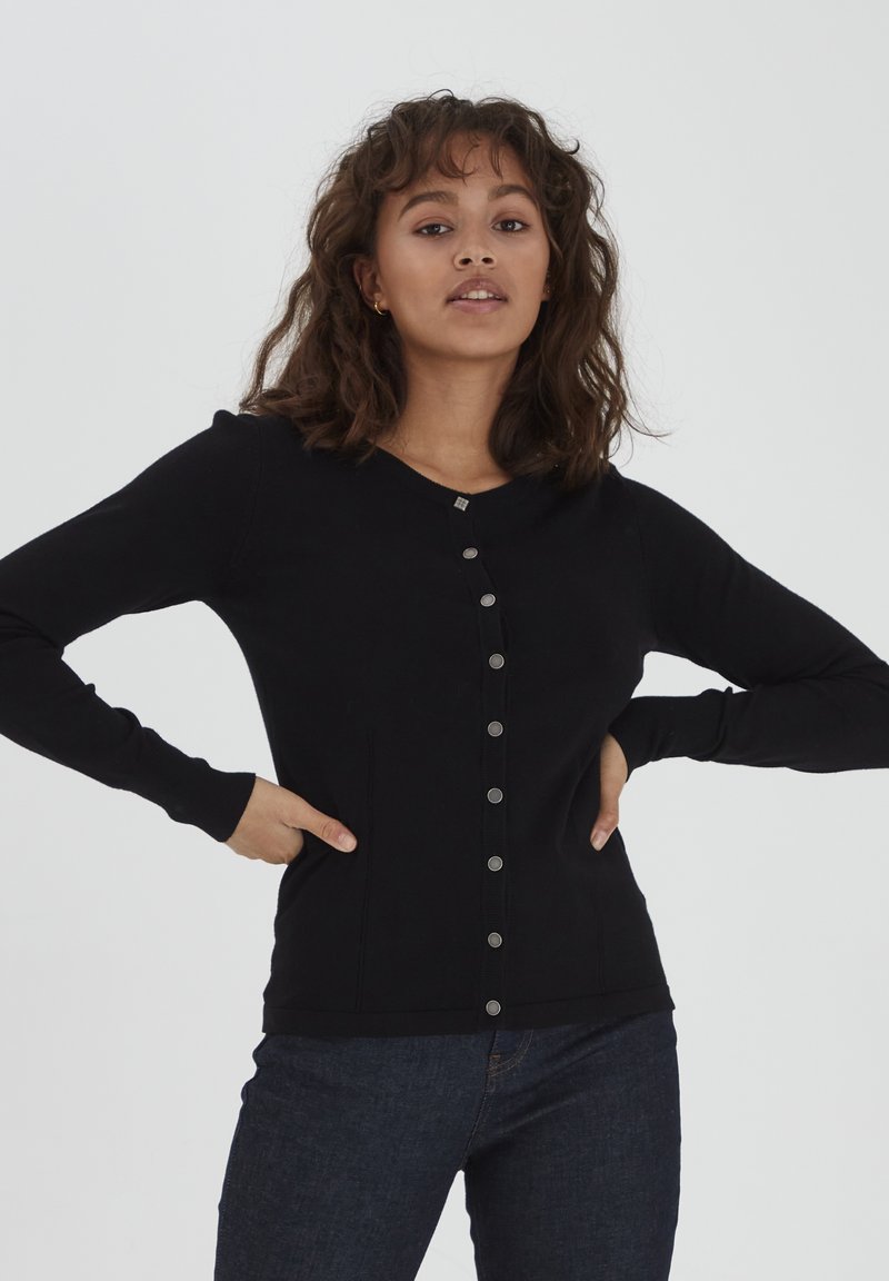 Cardigan nero lavorato a maglia con scollo a V, maniche lunghe e chiusura con bottoni metallici sul davanti, con tasche laterali e forma aderente.