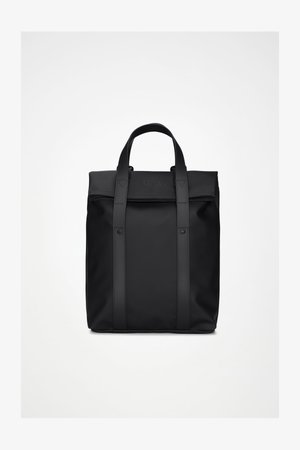 Črni vodoodporni nahrbtnik iz gladkega materiala, z dvema zgornjima ročajema, všitimi poudarki in minimalističnim dizajnom s okrepljenim podstavkom.